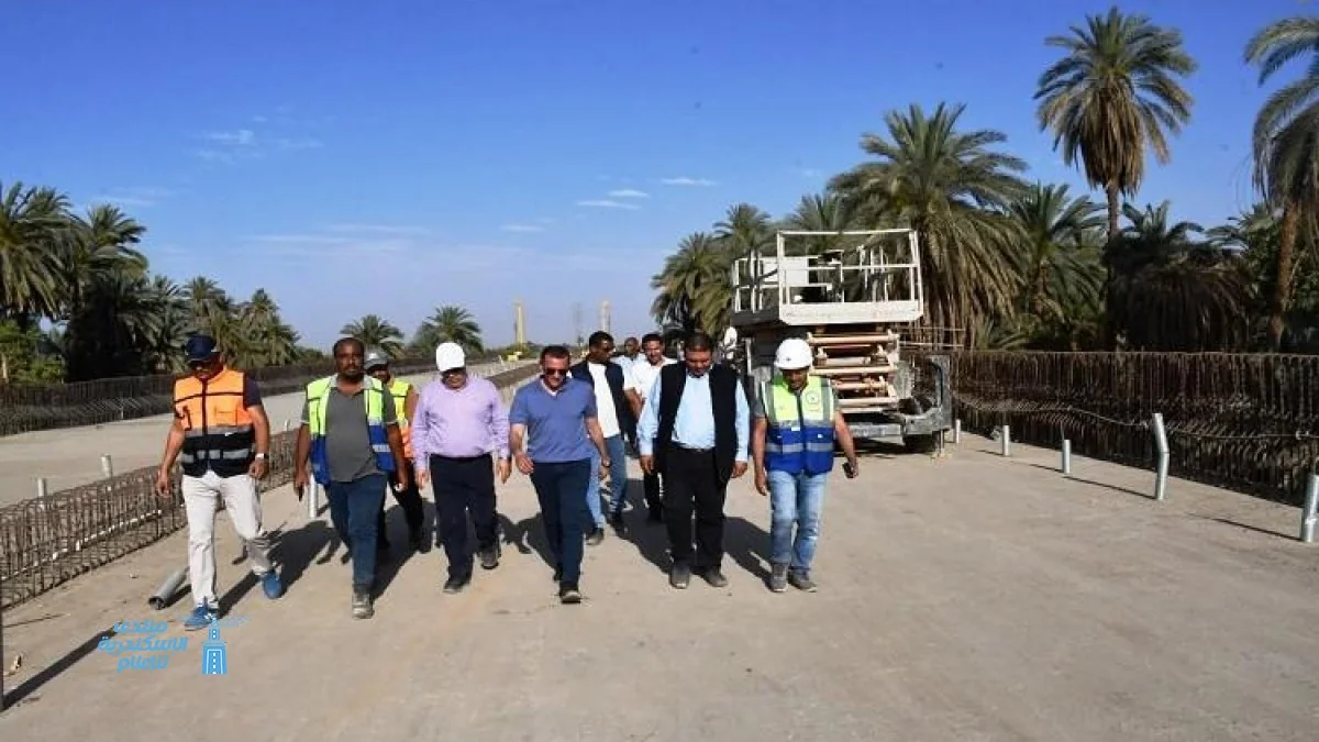 محافظ أسوان يراقب تقدم مشروع محور دراو الحر ومعدلات الإنجاز الحالية
