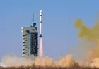 إطلاق الصين لصاروخ حاملاً ثمانية أقمار اصطناعية إلى الفضاء في إنجاز فضائي جديد