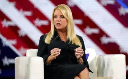 ترامب يقرر إقالة بام بوندي من منصب المدعية العامة في خطوة مفاجئة