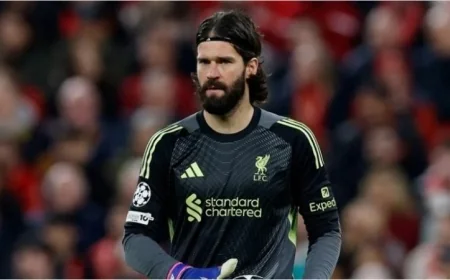 سلوت يعلن غياب أليسون بيكر عن ليفربول ويثني على تألق محمد صلاح المصري