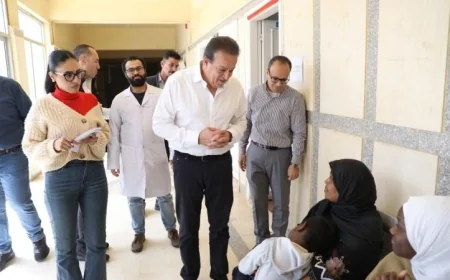 وزير الصحة يقوم بزيارة مفاجئة لمركز طبي في الحي الثالث ببدر ويغير مسار جولته