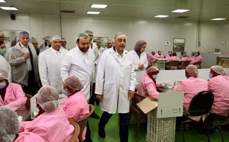 رئيس الوزراء يستعرض أحدث تقنيات مصنع شركة فارما زاد جروب للمكملات الغذائية بالصور