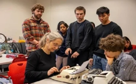 أستاذة جامعية تتبنى الآلة الكاتبة كوسيلة لمواجهة تأثير الذكاء الاصطناعي