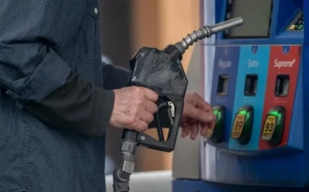 أسعار البنزين ترتفع وتزيد الضغوط على التضخم الأمريكي وتربك حسابات الفائدة وفقاً لتقرير بلومبيرج