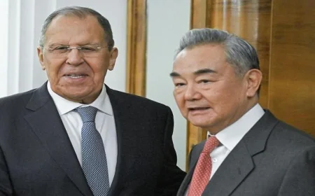 وزيرَا خارجية روسيا والصين يؤكدان ضرورة وقف النار لحل أزمة الملاحة في مضيق هرمز