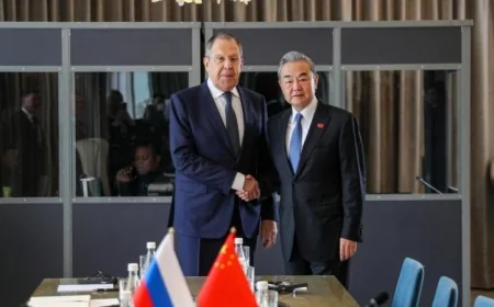 وزير خارجية الصين يعلن استعداد بلاده للتعاون مع روسيا من أجل استقرار الشرق الأوسط