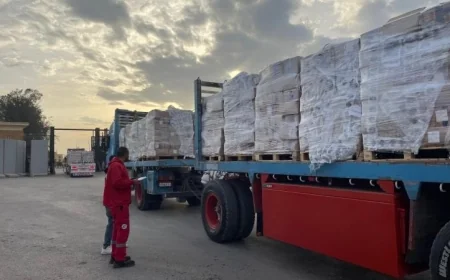 الهلال الأحمر يوزع 44 ألف سلة غذائية في غزة ضمن القافلة 172 من زاد العزة