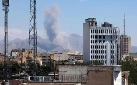 إسرائيل تهاجم 10 محطات قطار وجسور استراتيجية في إيران