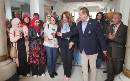 افتتاح معرض للفنون التشكيلية من قبل العزازي في ملتقى التراث الثقافي السابع