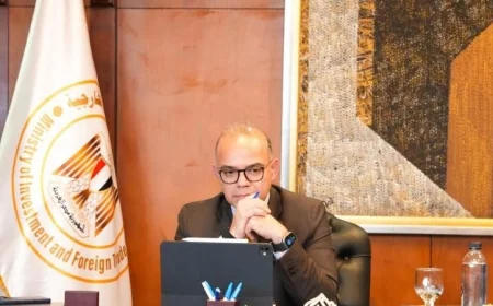 وزير الاستثمار يستعرض سبل تعزيز التعاون الاقتصادي مع نظيره البريطاني