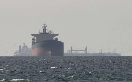 سفينتان تعبران مضيق هرمز لأول مرة بعد إعلان وقف إطلاق النار