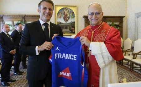 ماكرون يقدم قميص منتخب فرنسا لكرة السلة موقعًا من اللاعبين هدية خاصة لبابا الفاتيكان