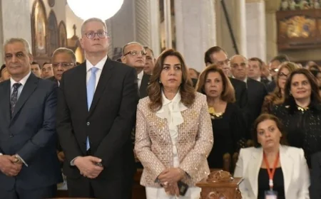 وزيرة التنمية المحلية تحضر قداس عيد القيامة المجيد بالكاتدرائية وتقدم التهاني للبابا
