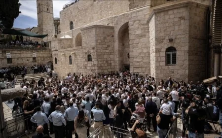 مسئول فلسطيني يدين انتهاكات الاحتلال ضد المصلين المسيحيين في كنيسة القيامة