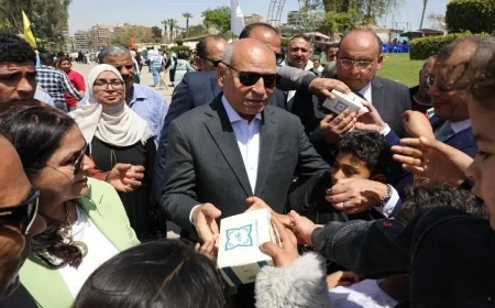 محافظ القاهرة يحتفل مع المواطنين بشم النسيم في الحديقة الدولية