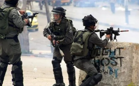 إصابة فلسطينيين بجروح خطيرة نتيجة إطلاق النار من قبل الاحتلال الإسرائيلي شرق غزة