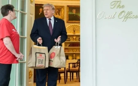 ترامب يستلم طلبية ماكدونالدز في مشهد طريف أمام البيت الأبيض