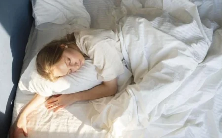 خبراء يكشفون الأسباب وراء نوم النساء لفترات أطول من الرجال