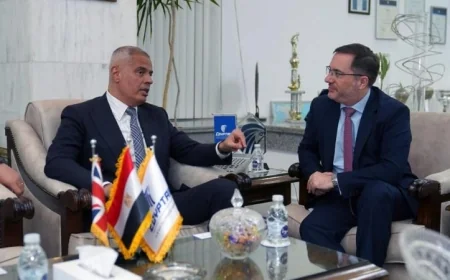 تعزيز التعاون بين مصر للطيران وبريطانيا رئيس القابضة يلتقي بالسفير البريطاني في القاهرة
