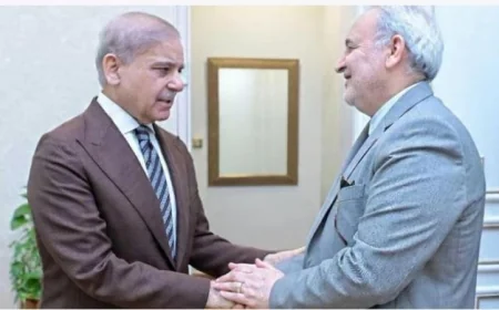 رئيس وزراء باكستان يناقش مع السفير الإيراني التطورات الأخيرة بعد تمديد الهدنة