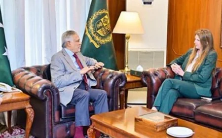 وزير الخارجية الباكستاني والمبعوثة البريطانية يتبادلان الآراء حول أحدث التطورات الإقليمية