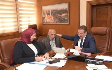 محافظ بورسعيد يجتمع بأسر الشهداء والمحاربين القدماء لتعزيز الروابط الوطنية