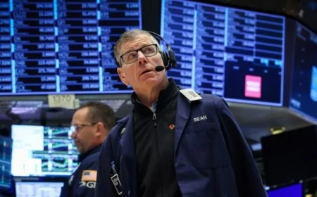 وول ستريت تشهد ارتفاعاً طفيفاً بعد تمديد وقف إطلاق النار بين الولايات المتحدة وإيران