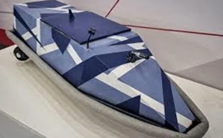 روسيا تطلق إنتاج أول زورق مسير عالمي يعمل بكابلات الألياف الضوئية