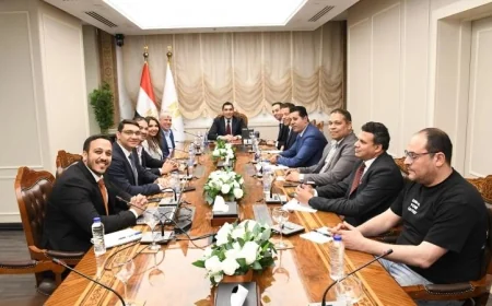 وزير الشباب والرياضة يجتمع مع مسؤولي شركة توتال إنرجيز لتعزيز التعاون والاستثمار