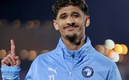 أحمد عاطف ينقل قطة المصاب إلى المستشفى بعد حادثة أمام الزمالك