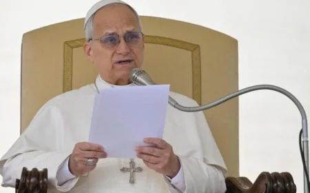 بابا الفاتيكان يدعو أمريكا وإيران لاستئناف محادثات السلام من جديد