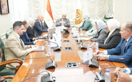 وزير العمل يؤكد أولوية تذليل العقبات للمستثمرين ويبحث سبل التعاون مع أروجلو