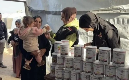 اللجنة المصرية توزع أكثر من 500000 عبوة حليب على سكان غزة