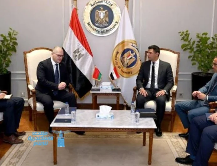 وزير الصناعة المصري يلتقي سفير بيلاروسيا في القاهرة لتعزيز التعاون الاقتصادي بين البلدين