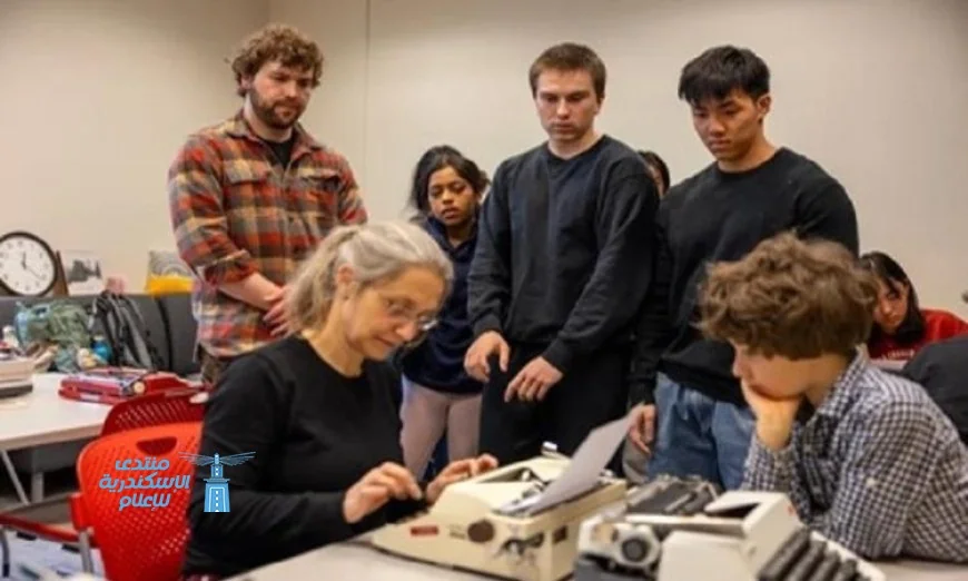 أستاذة جامعية تتبنى الآلة الكاتبة كوسيلة لمواجهة تأثير الذكاء الاصطناعي