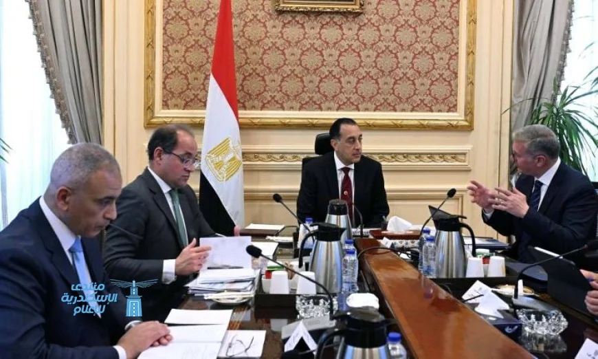 رئيس الوزراء يناقش ملفات العمل المشترك مع وزيرى المالية والبترول