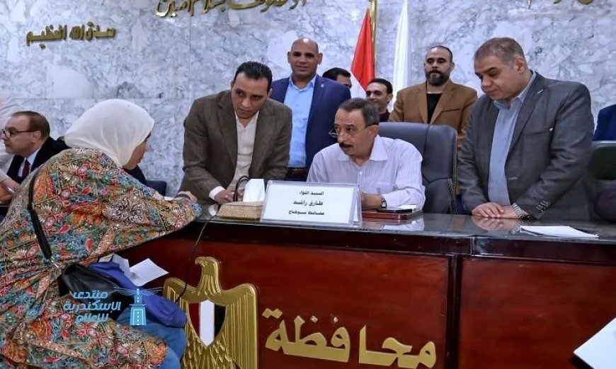 محافظ سوهاج ينظم لقاء جماهيري أسبوعي للاستماع لمطالب المواطنين وحل مشكلاتهم