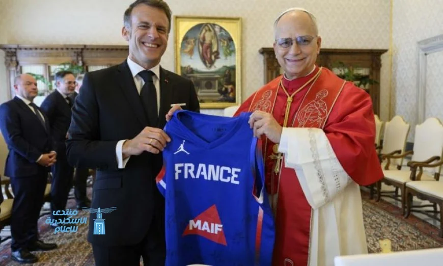 ماكرون يقدم قميص منتخب فرنسا لكرة السلة موقعًا من اللاعبين هدية خاصة لبابا الفاتيكان
