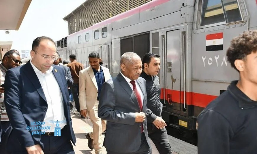 صور حصرية قطار السكك الحديدية ينقل السودانيين في إطار مشروع العودة الطوعية