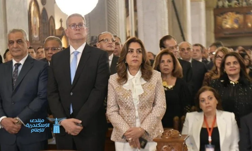 وزيرة التنمية المحلية تحضر قداس عيد القيامة المجيد بالكاتدرائية وتقدم التهاني للبابا