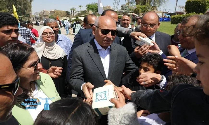 محافظ القاهرة يحتفل مع المواطنين بشم النسيم في الحديقة الدولية