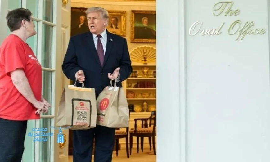 ترامب يستلم طلبية ماكدونالدز في مشهد طريف أمام البيت الأبيض