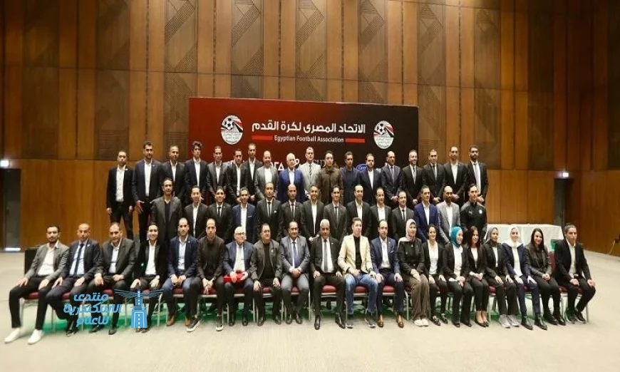 أبو ريدة يقدم الشارة الدولية لحكام كرة القدم بحضور بارز