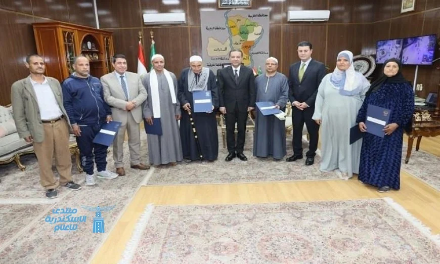 محافظ المنوفية يوزع عقود تقنين أراضي أملاك الدولة على المستوفين للاشتراطات