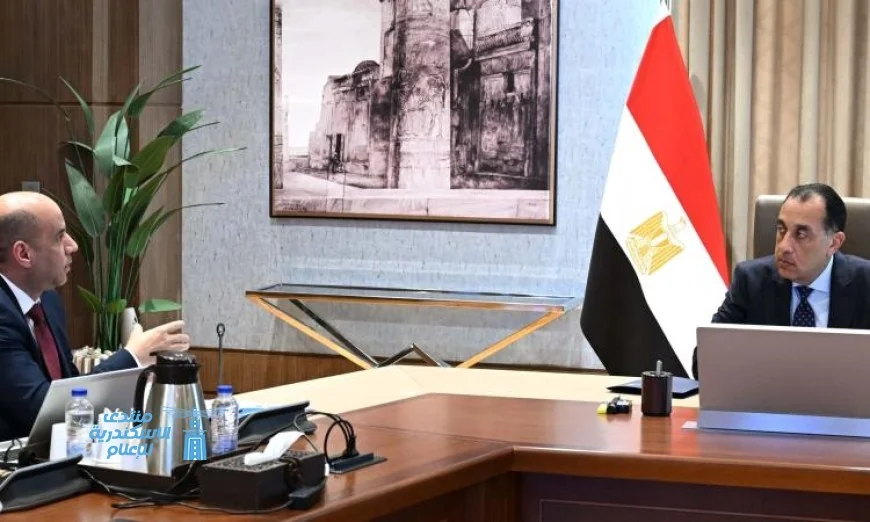 رئيس الوزراء يجتمع بوزير العمل لمناقشة قضايا هامة في الوزارة