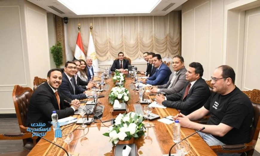 وزير الشباب والرياضة يجتمع مع مسؤولي شركة توتال إنرجيز لتعزيز التعاون والاستثمار