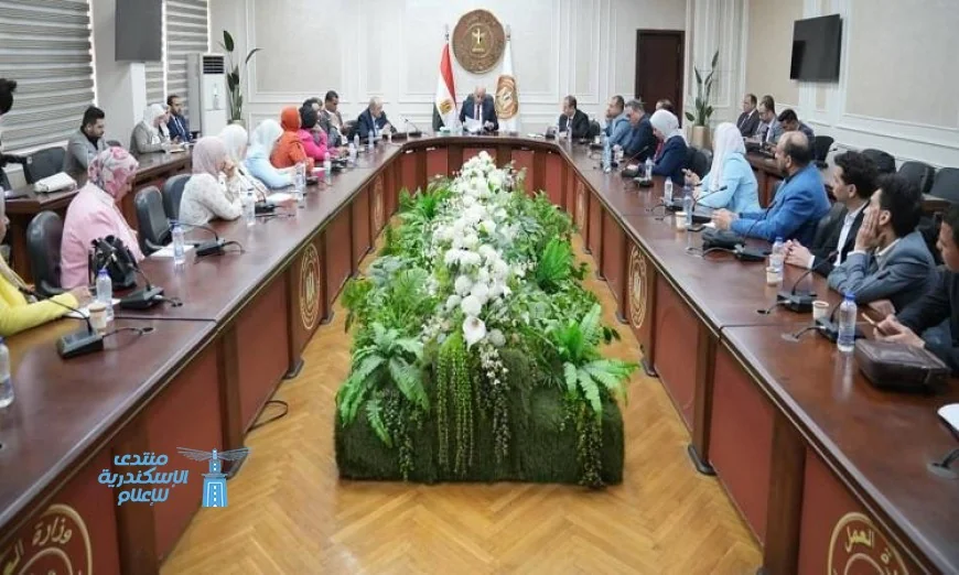 وزير العمل يؤكد أهمية الإعلام كشريك أساسي في إيصال جهود الدولة للمواطنين