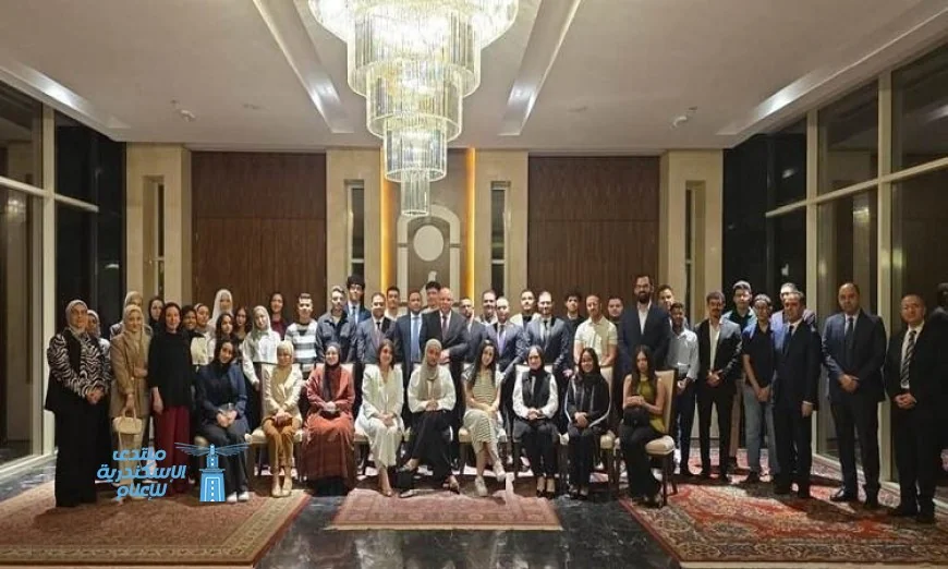 السفير المصري في الكويت يتواصل مع شباب الجالية المصرية لتعزيز الروابط الثقافية والاجتماعية